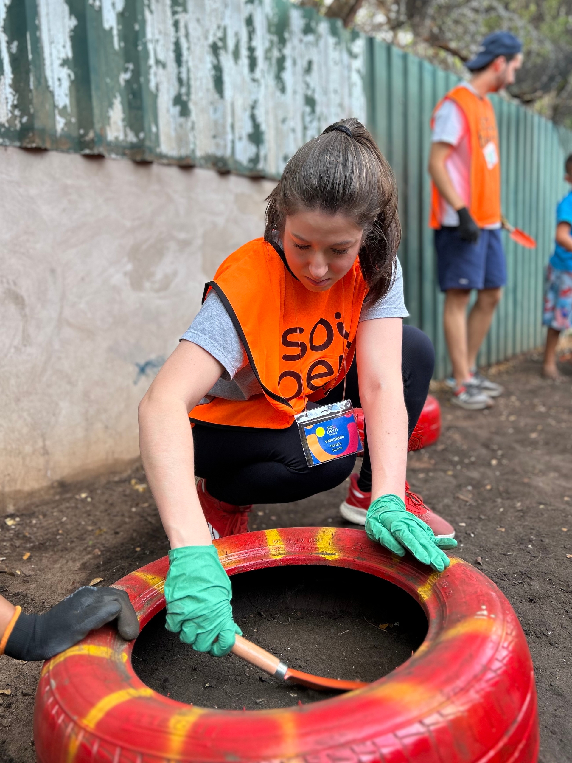 Os pneus foram revitalizados para a criação de uma horta comunitária, reforçando o nosso compromisso com a sustentabilidade